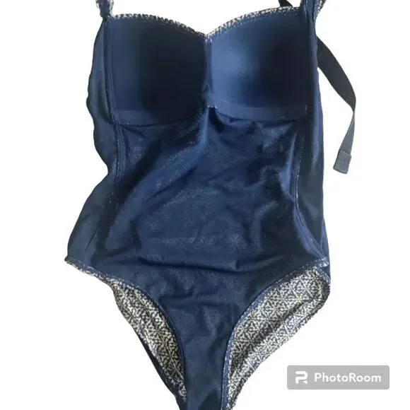 Nip Tuck Joanne Twist Front One Piece Swimsuit. Size 6. - Picture 7 of 11